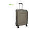 El hilandero rueda el bolso del equipaje de la maleta del aeroplano fija el compartimiento que embala grande
